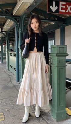 Teared Skirt Outfit, Long Frilly Skirt Outfit, Ruffled Skirt Outfit Aesthetic, Chic Urban Outfitters Skirt, Whimsigoth Black Skirt Outfit, Long Skirt Outfits Whimsigoth, Skandinavian Fashion, Maxi Skirt Outfits, Mode Inspiration