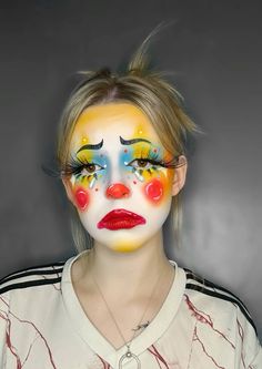 Good Clown Makeup, Clown Makeup Female, Clown Eyebrows, Painting Makeup Art, Candy Clown Makeup, Fun Clown Makeup, Facepainting Ideas For Women, Clown Makeup Colorful, Yellow Clown Makeup