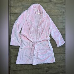 Juicy Couture Pink Robe Soft Comfortable Robe With Belted Tie Size L/Xl New With Tags Very Light Stain On Belt At End Shows In Pictures L Juicy Couture Robe, Jewel Logo, Barbie Core, Belted Robe, Comfy Lounge, Hooded Robe, Bon Appetite, Raspberry Color, Women's Robe