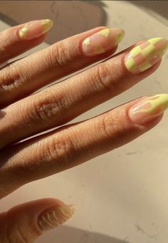 Light Yellow Nail Designs, Yellow Checkered Nails, Light Yellow Nails Designs, Baby Yellow Nails, Nail Inspo Yellow, Pale Yellow Nails, Butter Nails, Checker Nails