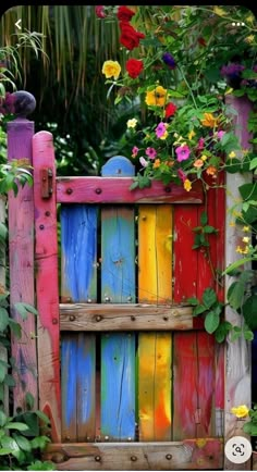 Garden Gates And Fencing, Garden Fence Art, Fence Art, Garden Whimsy, Garden Yard Ideas, Garden Art Diy, Garden Structures, Colorful Garden, Garden Gates