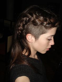 Skrillex Haircut, Shaved Hair Women, Hair Couture, Undercut Designs, Undercut Long Hair, Hair Play, Half Shaved Hair, Shaved Side Hairstyles, Half Shaved