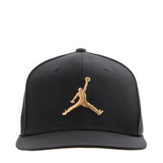 Jumpman matches with a Jumpman, so the Jordan Pro Cap Jumpman Snapback will look perfect with the rest of your gear. Because it has minimal color differentiation, it'll match perfectly with a number of outfits, even non-Jordan ones. The strapback closure allows you to find the right size easily. Features large, embroidered Jumpman logo centered on the front. Snapback (adjustable). Slightly curved bill. Utilizes Dri-FIT® technology for sweat control. Jordan Hats Snapback, Black Snapback Hip Hop Baseball Cap, Black Snapback Hat For Streetwear, One Size, Black Six-panel Snapback Hat, Black 5-panel Snapback Hat For Sports Events, Jordan Ones, Jumpman Logo, Soccer Shop, Minimal Color