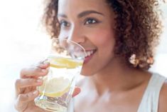 Lemon Water Cleanse, Pee Color, Hydration Challenge, Lemon Water Health Benefits, Lemon Water In The Morning, Water Health Benefits, Body Flush, Drinking Hot Water, Drinking Lemon Water