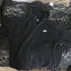 Medium ( Fits Perfect For A Medium May Fit Small A Bit Better Though) Zip Up Vintage Feel. No Signs Of Wear No Dark Spots Or Marks Or Loose Stitches No Smell No Bleaches Or Stains Brand New Conditions Nike Clothes Mens, Young Mens Fashion, Hogwarts Dr, Inspo Fits, Nike Zip Up, Nike Fleece, Mens Outfit Inspiration, Large Sweaters, Nike Outfits