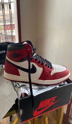 Air Jordan 1 Spiderman, Spiderman Jordans, Spiderman Into The Spider Verse, Shoes Wallpaper, Into The Spider Verse, Mens Trendy Outfits