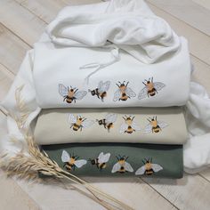 Really soft and comfortable embroidered unisex hooded sweatshirt with a cute bees embroidered on it made of high quality! Each hoodie is made in the size and color of your choice, with a unique design. I suggest you use your usual size for a better fit or choose a size for a looser fit.   Hoodies in unisex style with unique design the perfect gift for your best friend, loved one or your new favorite crewneck hooded sweatshirt for autumn, winter, spring and even cool summer!  Production. They are Cotton Hoodie With Machine Embroidery, Casual Hooded Hoodie With Machine Embroidery, White Embroidered Hooded Hoodie, Hooded Cotton Sweatshirt With Machine Embroidery, Cute Bees, Hoodie Cute, Themed Gifts, Embroidered Heart, Embroidered Baseball Caps