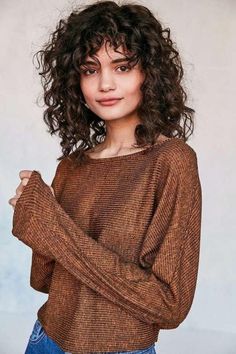 Franja cortininha: 16 imagens para te inspirar - Guita Moda Curly Hair Pictures, Trendy We Fryzurach, Curly Fringe, Curly Bangs, Curly Girl Hairstyles, Curly Hair With Bangs, Types Of Curls, Curly Hair Cuts, Short Curly Hair