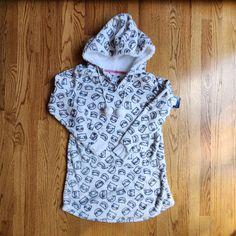 New With Tags. Retail 42.00 Hooded Long Sleeve Night Gown. Can Also Be Worn As Lounge Wear Or An Over Sized Sweatshirt. White Cozy Fleece, Lined Hood With Pom Poms On Draw String. Kangaroo Pocket. Cute Cat Face Design. Girl's Size Medium. Sleep Over, Cat Lover, Bedtime, Girls Night, Spa Day, Lounge Wear, Comfy, Winter Robe, Kids Gift, Night Gown Lounge Wear Comfy, Pajama Pillow, Long Sleeve Night Gown, Winter Robes, Cute Cat Face, Cat Faces, Comfy Winter, Sweatshirt White, Pillow Talk