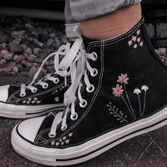 Boty Converse, Converse Embroidery, Cute Converse, Dr Shoes, Embroidery Shoes, Pola Sulam, Black Converse, Embroidered Shoes