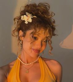 90s Natural Curly Hair, Hawaii Hairstyles Short Hair, Brown Curly Hair Hairstyles, Wavy Hair With Flowers, Curly Hairstyles Flowers, Girls With Curly Hair Aesthetic, Fairy Hairstyles Curly Hair, Summer Outfits Curly Hair, Cute Hairdos For Curly Hair