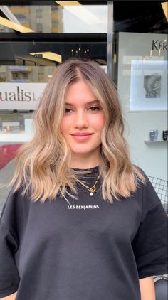 Short Balayage Hair Layers, Collarbone Hair With Curtain Bangs, Balayage For Light Brown Hair, Just Below Shoulder Length Hair, Bronde Balayage Short Hair, Gigi Hadid Hair Color, Medium Length Balayage, Blonde Hair 2023, Brown Hair Inspiration