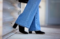 Denim Mistakes You May Be Making & How To Fix Them Clothes For Women Over 60, Fashion Over 60, Jolynne Shane, Jeans Outfit Fall, Happy Friday Friends, Blue Jean Outfits