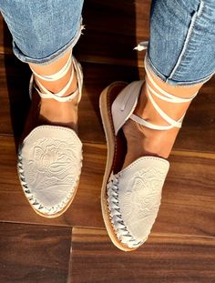 Mexican Wedding Shoes Brides, Huaraches Outfit Sandals, Mexican Sandals Huaraches, White Huaraches, Mexican Huaraches, Hippie Sandals, Mexican Shoes, Botas Western, Mexican Sandals