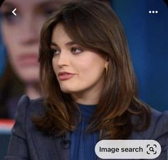 Emma Mackey Hair Bangs, Emma Mackey Haircut, Chic Medium Haircut, 90s Midlength Haircuts, Preppy Haircuts Women, Haircut 2023 Woman, Shoulder Length Hair Cuts For Teens, Medium Length Haircut Long Bangs, 90s Hair Short Shoulder Length