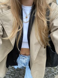 fall outfit trench coat Chica Chola, Dinner Outfit Casual, Look Legging, Mick Schumacher, Latina Outfits, Skandinavian Fashion, Downtown Outfits, Stockholm Fashion, Dinner Outfits