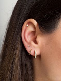 4 Stud Ear Piercing, 3 Earrings In One Ear, Ear Piercings 3 Lobe 1 Cartilage, 3 Earings Piercings Ideas Simple, 4 Earings Piercings Ideas, 4 Earings Piercings, Gold Earrings First And Seconds, Third Piercing And Cartilage, Ear Piercing Ideas Gold Simple