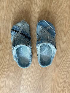 #jrocs #fashion #denimcrocs Denim Crocs, Clothes Alterations, Custom Jeans Diy, Shoes Board, Gents Shoes, Diy Clothes Design, Mens Braids, Quick Outfits