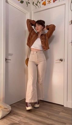 Classy Orange Outfits, Beige Jeans Winter Outfit, Fall Weather Outfits Aesthetic, Outfits With Beige Jacket, Fall Outfits With Jean Jacket, Winter Retro Outfits, Jeans Outfit With Jacket, Retro Outfits Winter, Outfit Jeans Beige