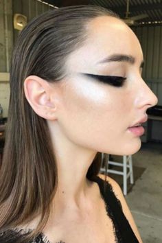 Black And White Editorial Makeup, Magazine Makeup Looks, Couture Makeup Looks, Berghain Makeup, Bold Black Makeup, Dune Inspired Makeup, Angular Makeup, Sharp Makeup Looks, Black Editorial Makeup