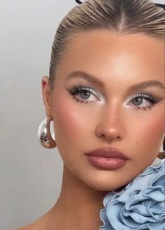 Simple Makeup With Blue Dress, Makeup Inspo For Wedding, Blue Wedding Makeup Looks, Light Makeup Inspiration, Light Blue Smokey Eye Makeup, White Bride Makeup, Cute Makeup Looks For Blue Eyes, Light Makeup For Blue Eyes, Light Blue And Brown Eyeshadow