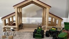 there are farm animals and tractors in this play set