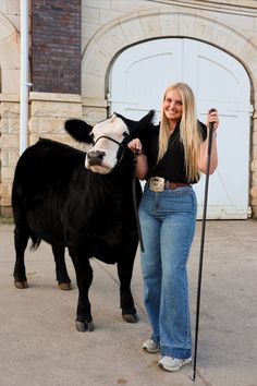 Senior photo shoot at the state fair! Cattle Photoshoot, Show Outfits Livestock, Senior Photos With Cows, Senior Pictures With Cows, Stock Show Outfits, Livestock Show Outfits, Livestock Pictures, Stockshow Outfits, Fair Fits