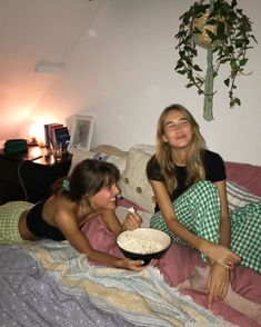 girls night inpic.twitter.com/Lue3SRunlh Dream Summer, Best Friends Aesthetic, Best Friend Photos, Cute Friend Pictures, Bff Goals, Bestie Goals, Friend Goals, Best Friend Goals, Friend Photoshoot