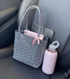 mini goyard Uni Handbags, Car Inspo Interior Aesthetic, Uni Bag, Goyard Tote, Look Rose, Purse Essentials, Handbag Essentials, Goyard Bag, Girly Bags