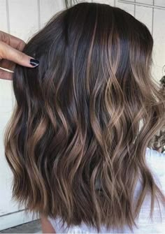 Rambut Brunette, Brunette Ombre, Brown Hair Shades, Dark Hair With Highlights, Spring Hair Color, Fall Hair Color For Brunettes, Brunette Balayage Hair, Brown Hair Balayage, Trendy Hair Color