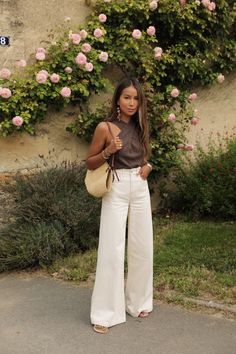 Casual Chic Brunch Outfit, Spring Dinner Outfits 2023, Casual Dinner Summer Outfit, Off White Jeans Outfit Summer, Spring Jeans Outfit 2023, European Dinner Outfit, Classic Summer Tops, Dinner Summer Outfits, Outfit Ideas Primavera