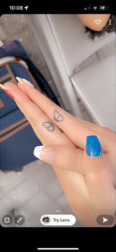 tiny finger tattoo Finger Tattoos For Besties, Cute Tattoo Ideas For Best Friends, Finger Tattoo Best Friend, Tatto For Best Friends Girl, Small Tattoo Ideas Best Friends, Matching Tattoos For Best Friends Finger, Mini Tats Finger, Small Tattoos For Besties, Finger Friendship Tattoos