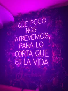 a neon sign that reads, que poco noss atrevemos para la corta que las viada