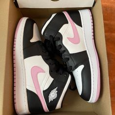 Brand New Never Worn Nike Air Jordan Jordan 1 Pink Outfit Women, Jordan 1 Pink And Black, Pink Shoes Jordans, Jordans Pink And Black, Jordan Rosa, Pink Air Jordans, Jordan 1 Pink, Jordan 1 Mid Pink, Jordan Rose