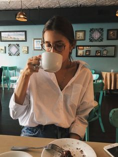 Poses On Shirt For Women, Casual White Button Up Outfit, Girl Drinking Coffee, Woman Drinking Coffee, Urban Fashion Editorial, Grunge Boots, Fashion Catwalk, Streetwear Spring, Mode Shoes