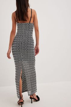 This maxi dress is stretchy and features a structured material with wavy details. It has a sleeveless design with thin, adjustable shoulder straps and a back slit detail. Our maxi dress features a side zipper closure and a shorter inner shell. Future Fashion, Black & White, Na Kd, Black Maxi Dress, Women Empowerment, Side Zipper, Shoulder Straps, Black White, Maxi Dress