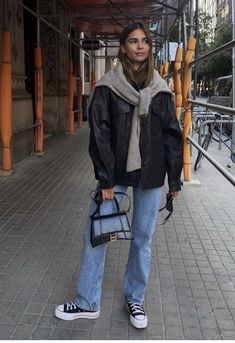 Stylish Denim Outfits, Tokyo Outfits, Emelie Lindmark, Elegantes Outfit Damen, Winter Date Night Outfits, Look Adidas, Estilo Indie, Cold Outfits