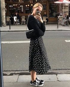 Chilly Weather Outfits, Style Inspiration Fall, Cool Street Fashion, 가을 패션, Spring Outfits Casual, Mode Inspiration, Helsinki, Polka Dot Dress, Street Styles