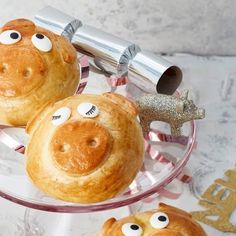 Dr. Oetker Deutschland on Instagram: "Glücksschweinchen backen: Der süße Start ins neue Jahr! 🍀🐷 Perfekt für Silvester oder Neujahr – wer würde sie ausprobieren?

Hefeteig für Glücksschweinchen:
- 250 ml Milch 
- 75 g Butter oder Margarine 
- 450 g Weizenmehl 
- 1 Pck. Dr. Oetker Trockenbackhefe 
- 75 g Zucker 
- 1 Pck. Dr. Oetker Vanillin-Zucker 
- 1 Pr. Salz 

Zum Bestreichen:
- 1 Eigelb (Größe M) 
- 1 EL Milch 

Zum Verzieren:
- etwa 16 Dr. Oetker Lustige Zuckeraugen 

Zubereitung

Zubereitungszeit: 40 Minuten 
Backzeit: 20 Minuten 

1. Milch erwärmen und die Butter darin zerlassen. Mehl und Hefe in einer Schüssel vermischen, übrige Zutaten und die Milch-Fett-Mischung hinzufügen und zu einem glatten Teig verkneten. Teig an einem warmen Ort gehen lassen, bis er sich sichtbar vergrößert