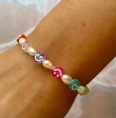 Gold plated smiley bead bracelet with pearls. Cute Y2K aesthetic. Personally designed and crafted. Cute Y2k Aesthetic, Bracelet With Pearls, Pearl Anklet, Gold Plated Bracelets, Pearl Shell, Pink Bracelet, Y2k Aesthetic, Blue Bracelet, Bead Bracelet