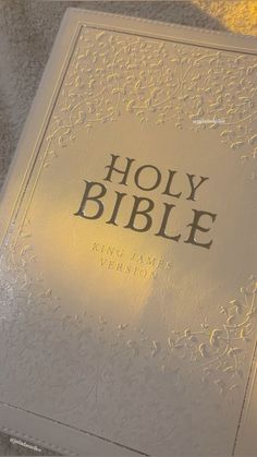 Bible Core Aesthetic, White Bible Aesthetic, Bible Unboxing, Bible Astetic, Bible Book Aesthetic, The Bible Aesthetic, Aesthetic Bibles, Biblia Aesthetic