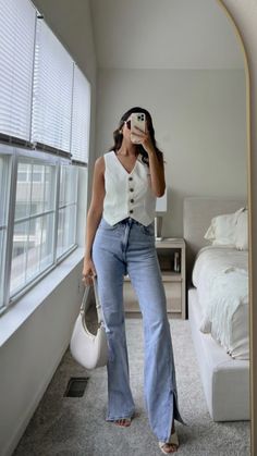 White waistcoat 
White vest
Chaleco sastre blanco 
Wide leg jeans
Adelaidamcg Fest Outfits, Elegante Casual, Ținută Casual, Modieuze Outfits, Elegantes Outfit, Outfits Verano, Looks Chic, Trend Fashion, Summer Fashion Outfits