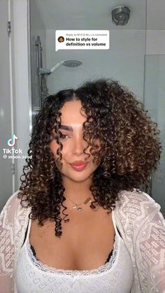 Moon Azad, Camp Hairstyles, Glass Skincare, Curl Tips, Curly Hair Diffuser, Curly Hair Techniques, Curly Hair Advice, Curly Tips, Curly Hair Half Up Half Down