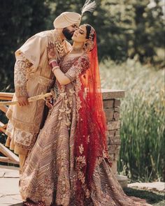 Anand Karaj Outfit, Punjabi Wedding Jewelry, Shaadi Lehenga, Red Saree Wedding, Bridal Pose, Punjabi Couple