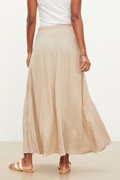 The woven linen fabric ensures breezy comfort, while the elastic drawstring waist offers a customizable fit. Complete with practical inseam pockets, this maxi skirt effortlessly combines style and functionality for a relaxed yet refined look. Maxi Linen Skirt, Linen Maxi Skirt, Gauze Pants, Thrift Inspo, Fall Outerwear, Parker Dress, Linen Skirt, Romper Dress, Sweater Sale