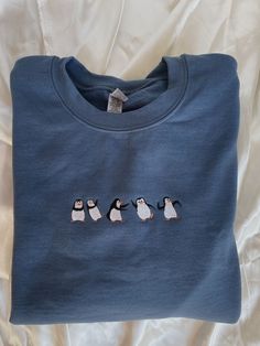 Cute Clothes Sweatshirts & Hoodies, Sweaters With Embroidery, Embroidery Designs For Crewnecks, Things To Embroider On Sweatshirts, Winter Embroidery Sweatshirt, Embroidery T Shirt Designs, Cute Embroidery Designs Sweatshirts, Sweatshirt Embroidery Ideas Simple, Aesthetic Crewneck Sweatshirt