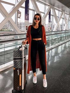 Struggling to figure out what to wear on a plane? These are the best outfits for traveling on a plane including the best outfits for long flights. | best outfits for traveling on a plane casual | best outfits for flying travel | best outfits for flying travel summer | outfits for plane travel airport style | best travel outfits for women plane | travel outfits airport style | travel outfits airplane | travel outfits airport long flight | cute travel outfits airport chic casual Moda Casual Chic, Minimal Stil, Casual Chique Stijl, Airplane Outfits, Koral Activewear