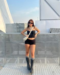 look de festival, com microshorts e maxi acessórios Outfit Para Festival