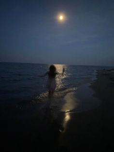 Ocean At Night, Beach At Night, Fotografi Vintage, Night Vibes, Foto Poses, Foto Ideas Instagram, Summer Dream, In The Ocean, 인물 사진