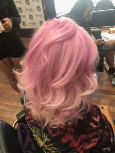 Light Pink Hair Ideas, Pink Aesthetic Hair, White And Pink Hair, Pink Wavy Hair, Pink And Blonde Hair, Pink Blonde Hair, Peinados Fáciles Para Cabello Corto